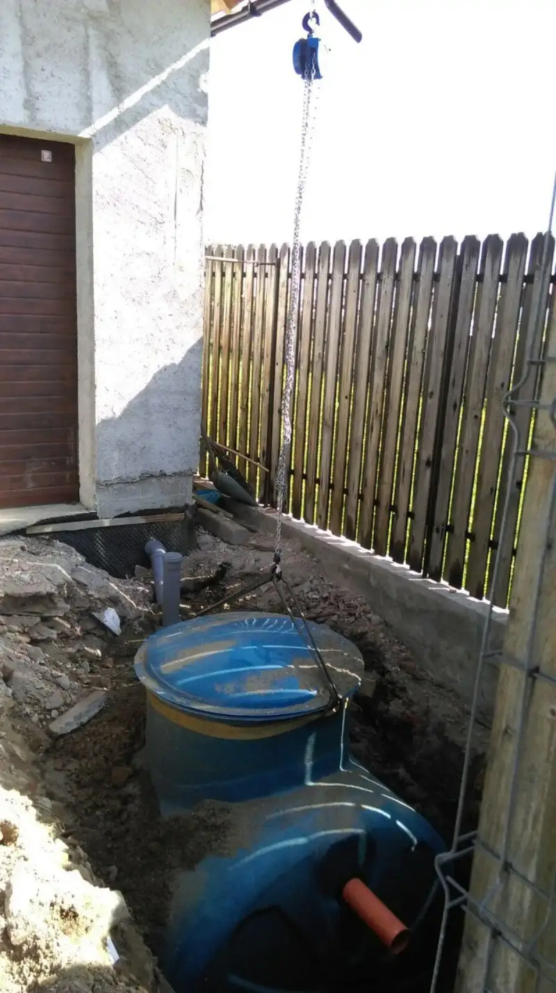 Montaj stație de epurare ECO TANK în groapă pregătită de beneficiar