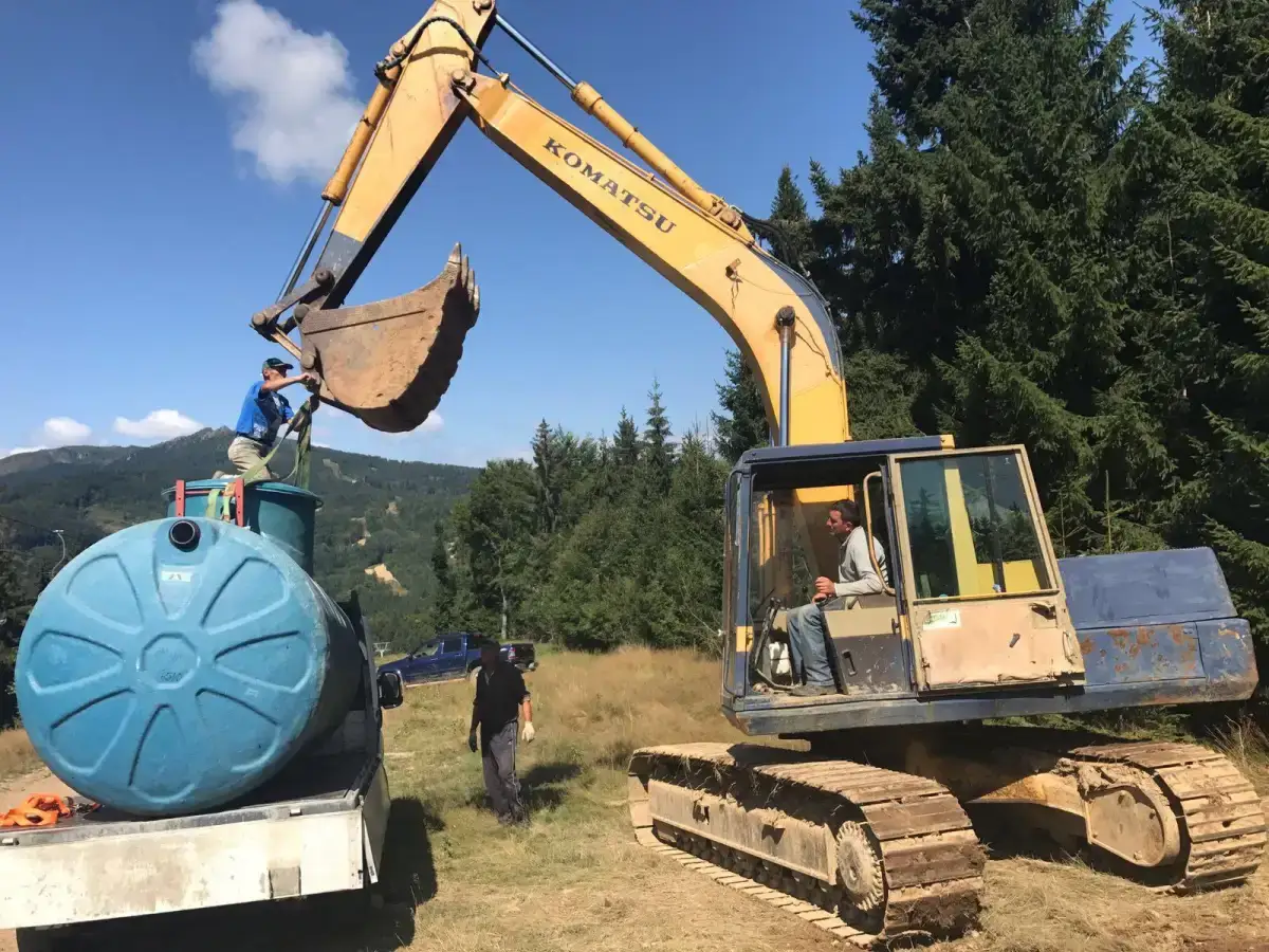 Manual tehnic EN 12566-3 deschis lângă schița unei stații de epurare din fibră de sticlă