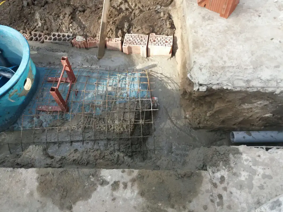 Curte pensiune cu unități de cazare și stație epurare mascată sub zona tehnică
