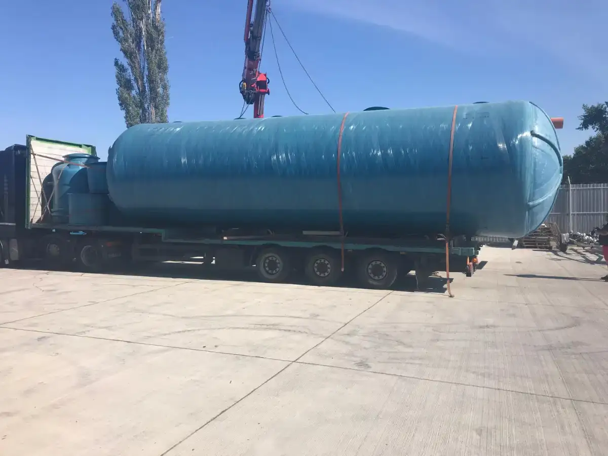 Instalație epurare lângă hale zootehnice cu rezervoir îngropat și linii de evacuare vizibile