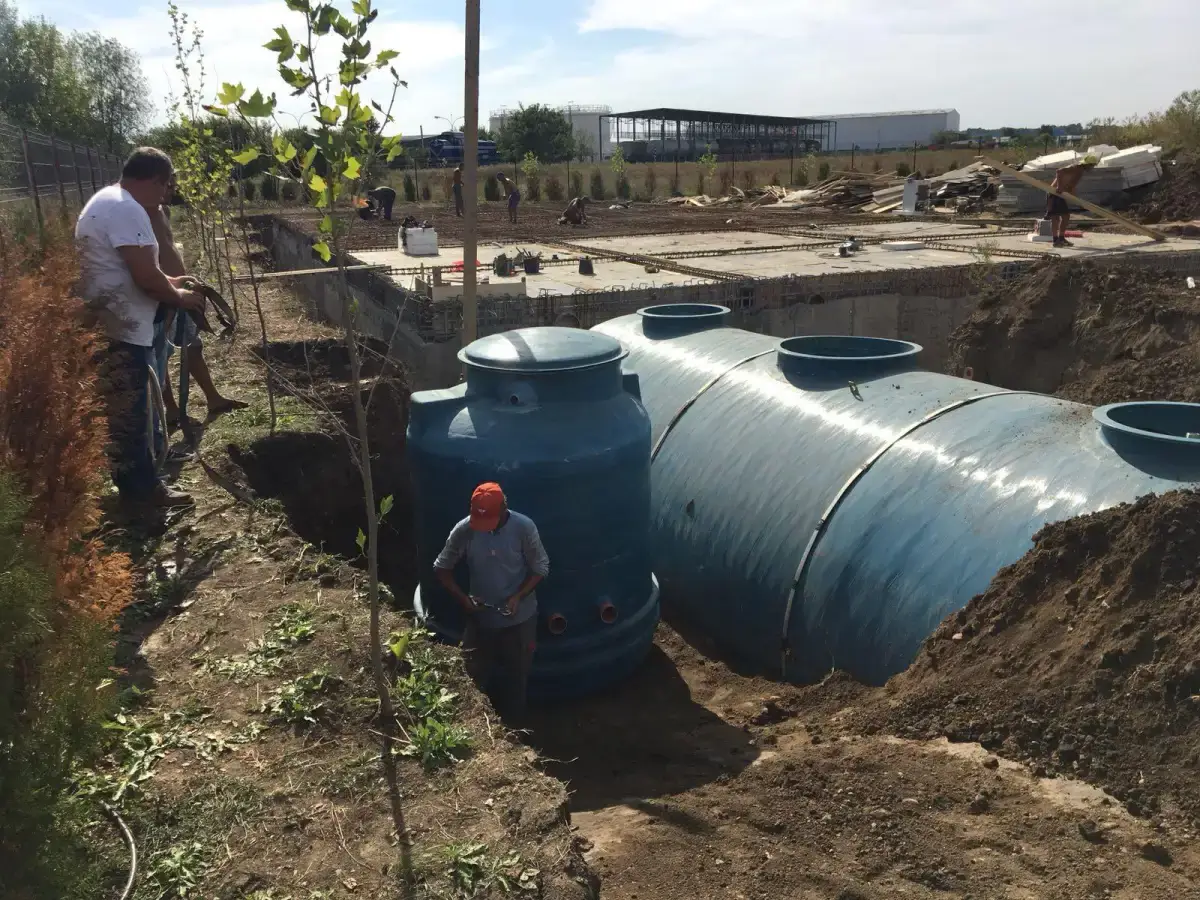 Planuri ștampilate și cereri de autorizare pentru stație de epurare pe masa unui inginer