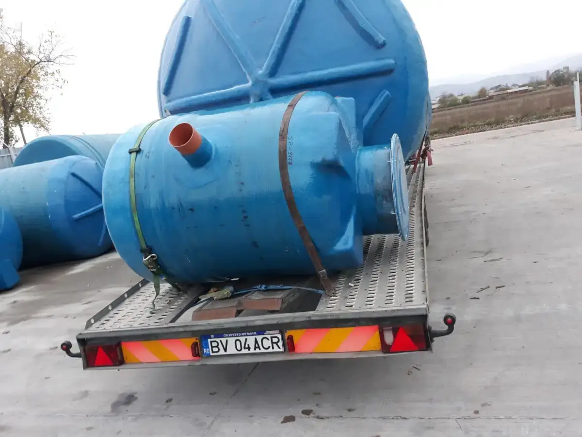 Interior vizitat al unei camere de aerare și separator cu echipamente de epurare biologică